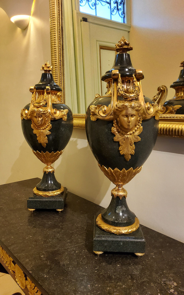 Paar dekorative Ziervasen aus antikgrünem Granit und vergoldeter Bronze im Stil des 18. Jahrhunderts