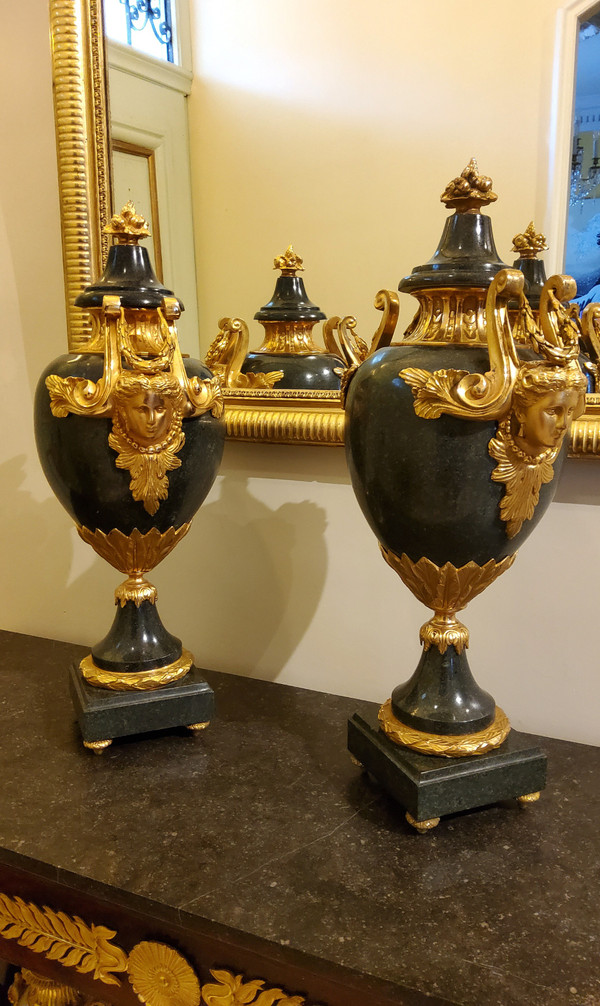 Paar dekorative Ziervasen aus antikgrünem Granit und vergoldeter Bronze im Stil des 18. Jahrhunderts