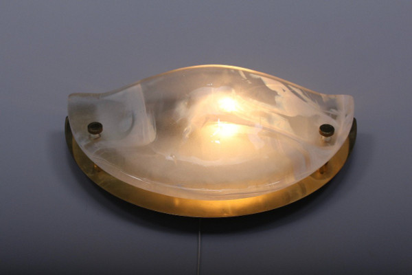 Paire D’appliques ‘demi-lune’ En Laiton Et Verre.