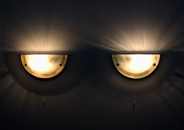 Paire D’appliques ‘demi-lune’ En Laiton Et Verre.