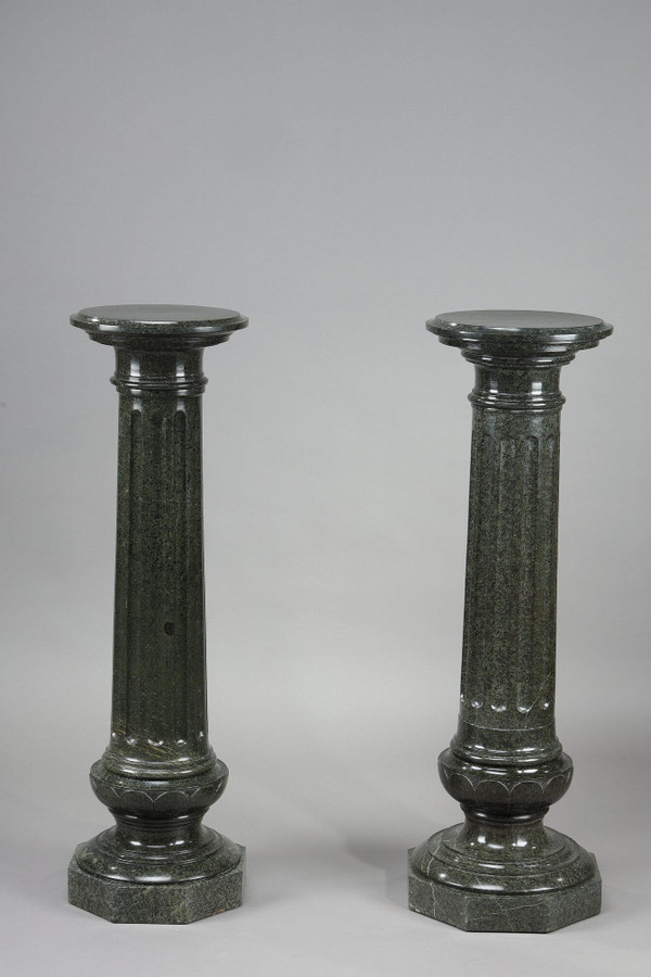 Deux Importantes Colonnes en marbre vert à cannelures