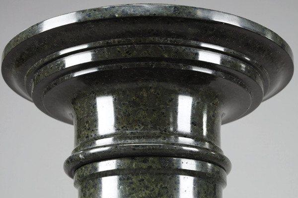 Deux Importantes Colonnes en marbre vert à cannelures
