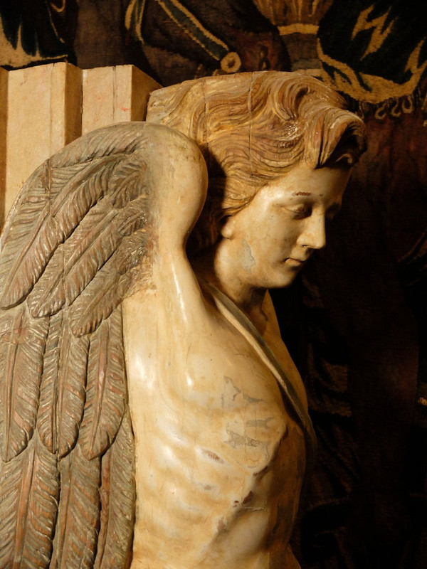 Importante paire d'anges sculptés en gaine.