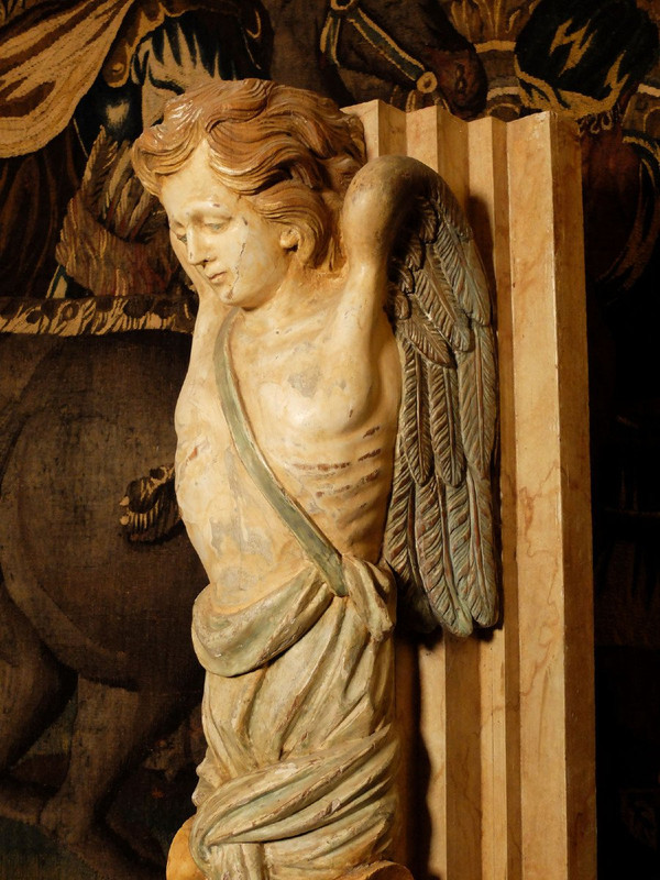Importante paire d'anges sculptés en gaine.