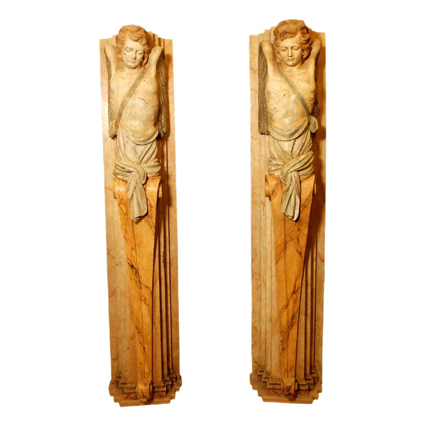 Importante paire d'anges sculptés en gaine.