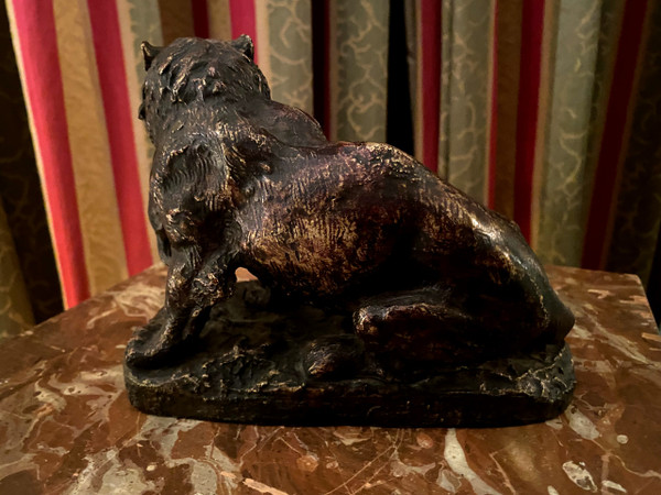 Bronzo animale di madre leonessa che porta in bocca la sua prole, XIX secolo