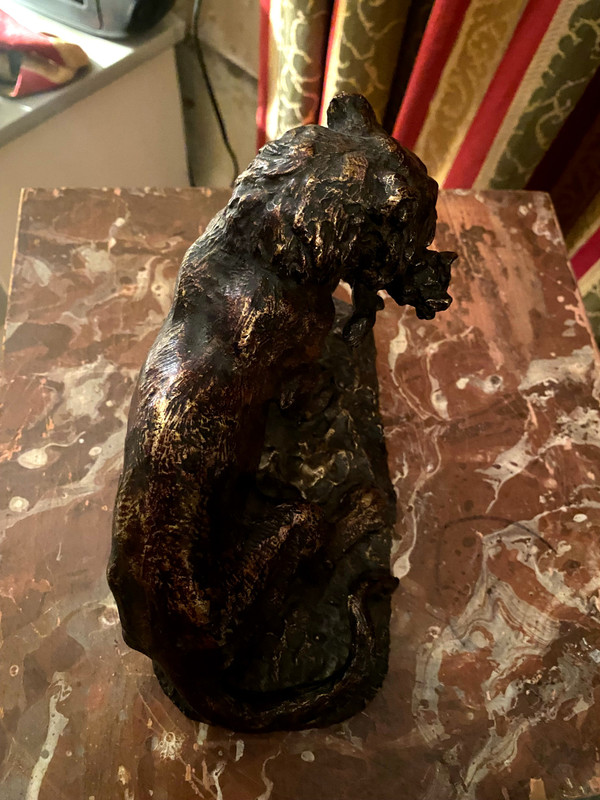 Bronzo animale di madre leonessa che porta in bocca la sua prole, XIX secolo