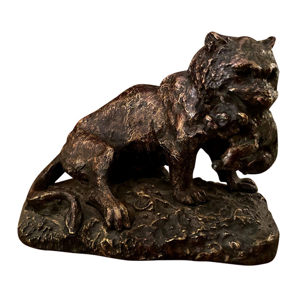 Animal bronze of a mother lioness carrying her offspring in her mouth, 19th century