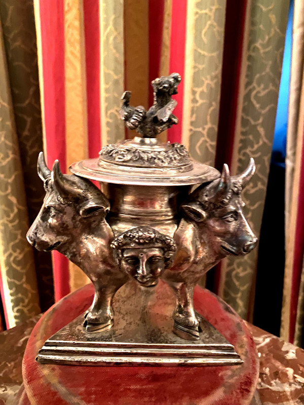 Brule parfum à l'image de l'antique d'une coupe aux trois taureaux en bronze argenté 19ème