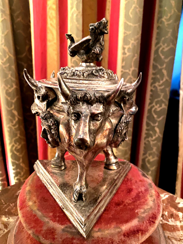 Brule parfum à l'image de l'antique d'une coupe aux trois taureaux en bronze argenté 19ème