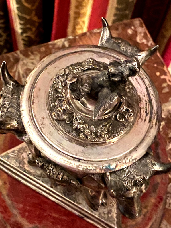 Brule parfum à l'image de l'antique d'une coupe aux trois taureaux en bronze argenté 19ème