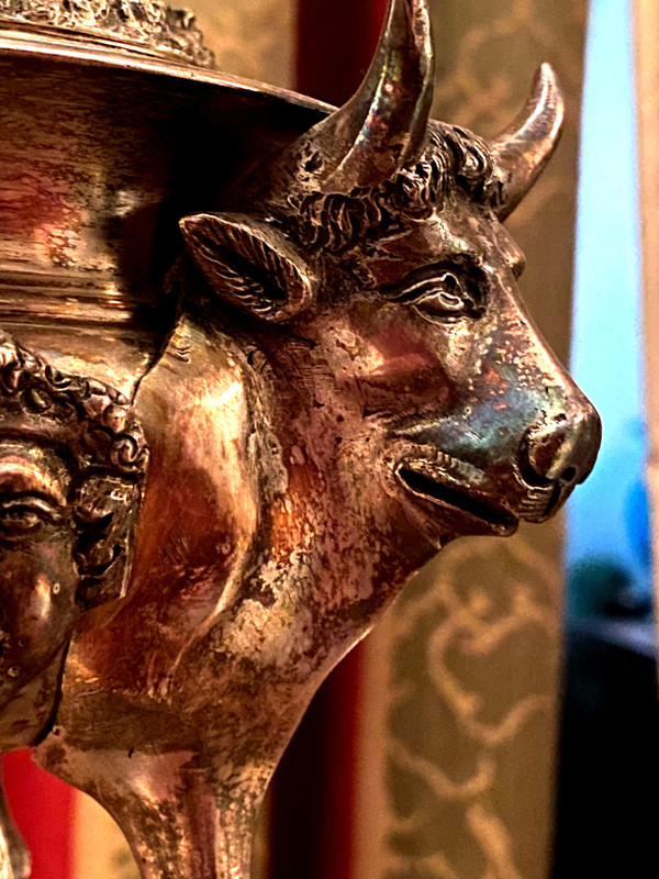 Brule parfum à l'image de l'antique d'une coupe aux trois taureaux en bronze argenté 19ème