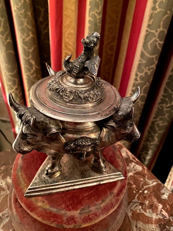 Brule parfum à l'image de l'antique d'une coupe aux trois taureaux en bronze argenté 19ème
