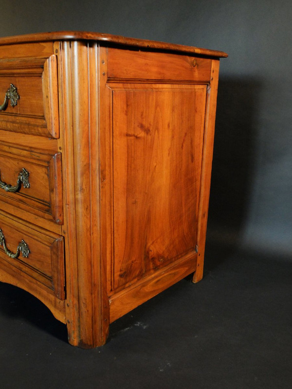 18th century walnut chest of drawers