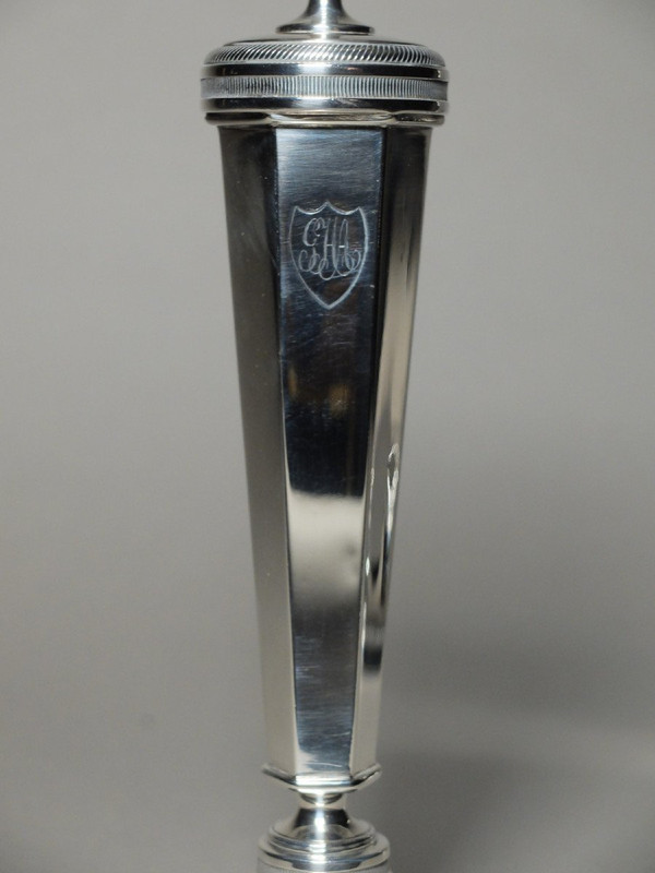 Coppia di candelieri in argento del XIX secolo
