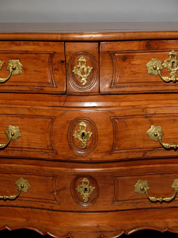 Bordeaux chest of drawers from the Louis XV period