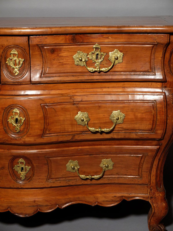 Bordeaux chest of drawers from the Louis XV period