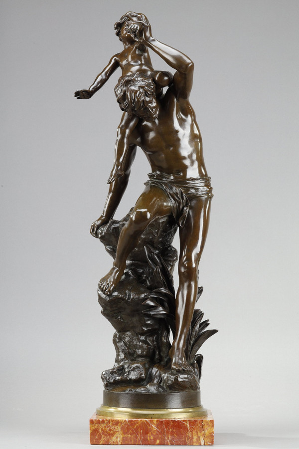 Bronzo con patina marrone raffigurante un Uomo che porta un bambino sulla schiena, di Gaston Leroux (1854-1942)