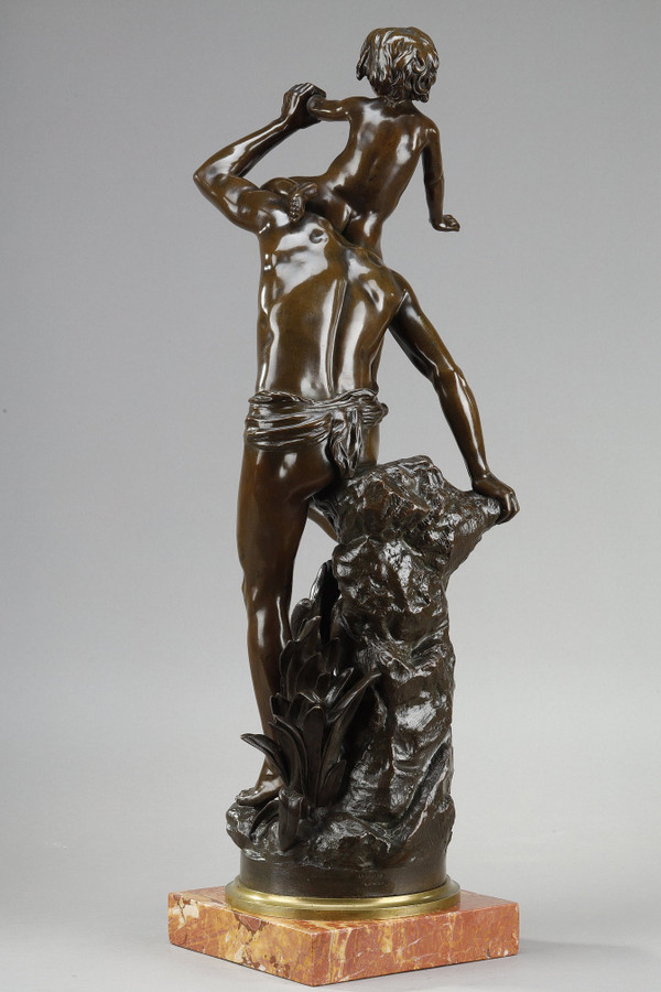 Bronzo con patina marrone raffigurante un Uomo che porta un bambino sulla schiena, di Gaston Leroux (1854-1942)