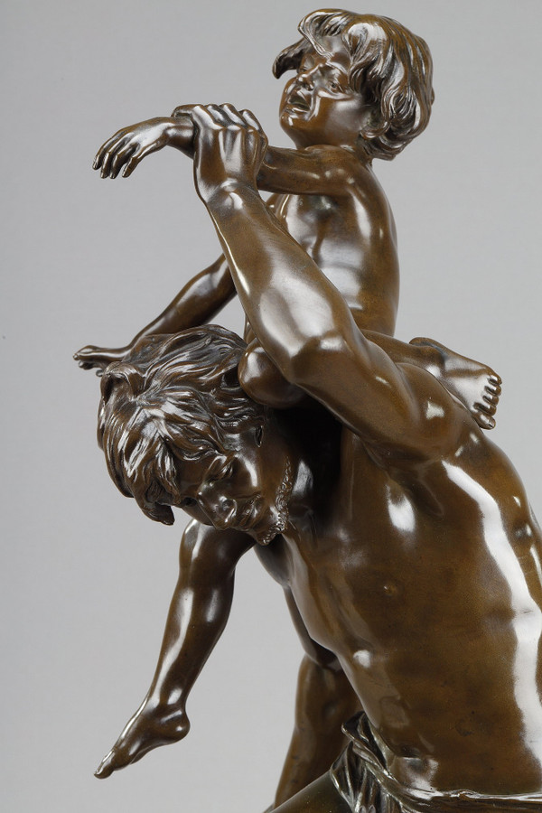 Bronzo con patina marrone raffigurante un Uomo che porta un bambino sulla schiena, di Gaston Leroux (1854-1942)