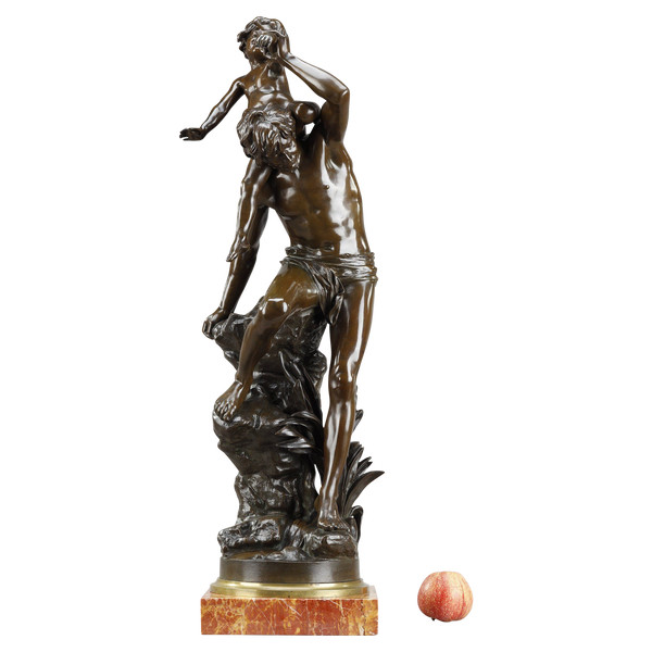 Bronzo con patina marrone raffigurante un Uomo che porta un bambino sulla schiena, di Gaston Leroux (1854-1942)