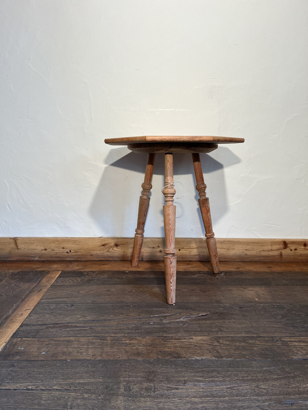 Table basse octogonale en mélèze 1900
