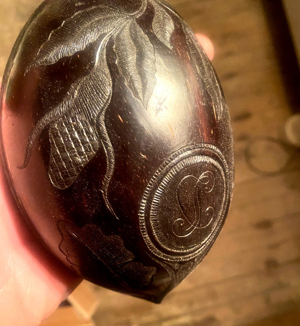 Demi-noix de coco  finement sculptée début XIXème , travail de força ou de ponton marine