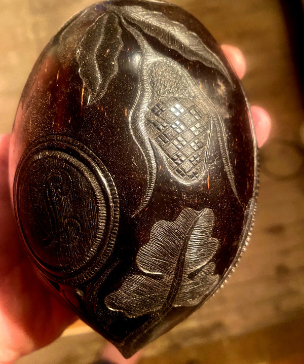 Demi-noix de coco  finement sculptée début XIXème , travail de força ou de ponton marine