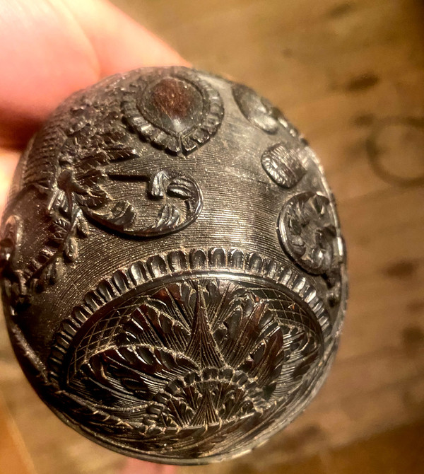 Demi-noix de coco  finement sculptée début XIXème , travail de força ou de ponton marine