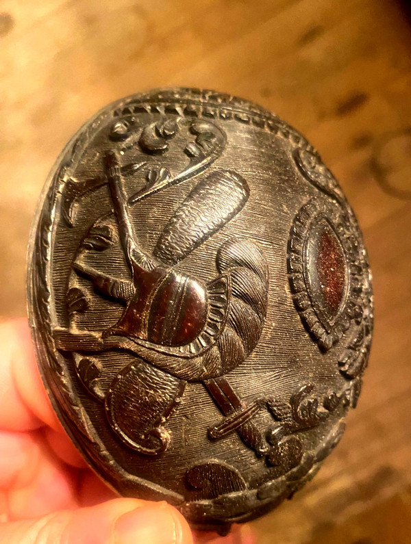 Demi-noix de coco  finement sculptée début XIXème , travail de força ou de ponton marine
