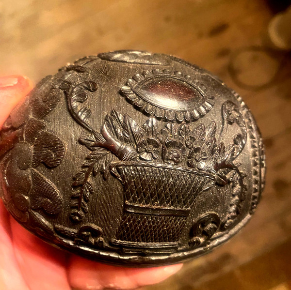 Demi-noix de coco  finement sculptée début XIXème , travail de força ou de ponton marine