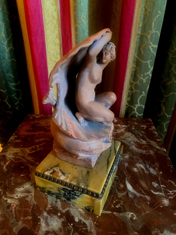 Venere con conchiglia circondata da delfini in terracotta del primo Novecento su base in marmo toscano perlato