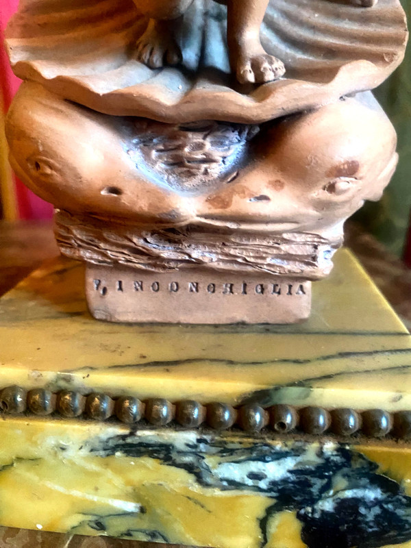 Venere con conchiglia circondata da delfini in terracotta del primo Novecento su base in marmo toscano perlato
