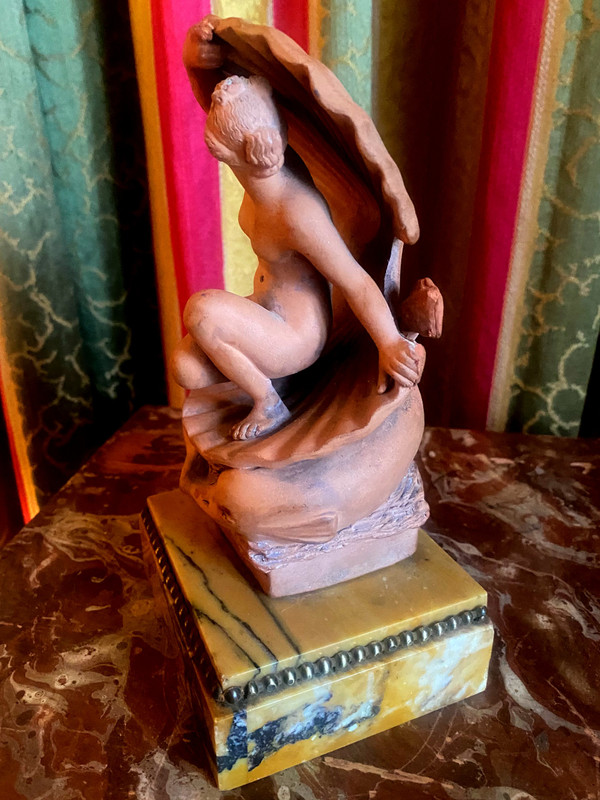 Venere con conchiglia circondata da delfini in terracotta del primo Novecento su base in marmo toscano perlato
