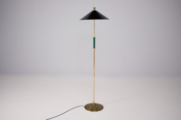 Modernistische neigbare Stehleuchte.