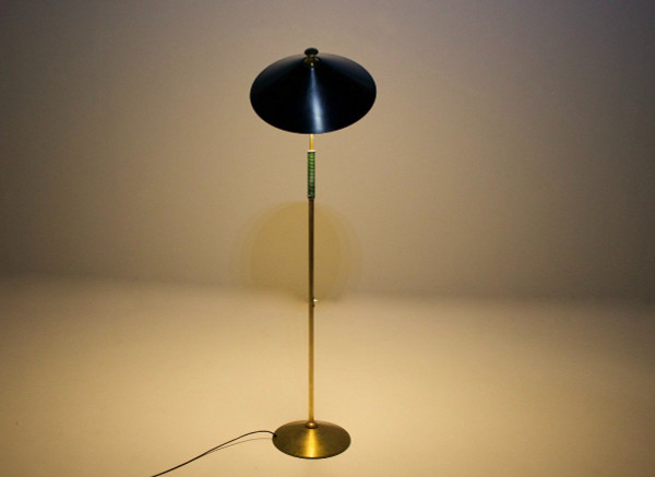 Modernistische neigbare Stehleuchte.