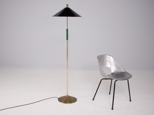 Modernistische neigbare Stehleuchte.