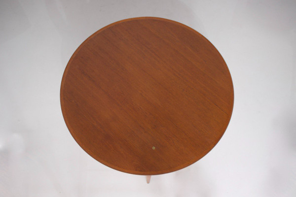Finn Juhl: Nv-56 Extendable Round Table.