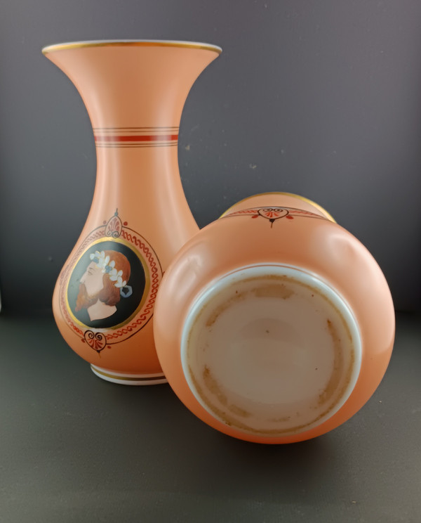 paire de vase en opaline décors a l antique XIXe