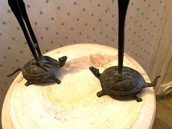 Paire de bougeoirs  en bronze patiné vert sombre à bobêches articulées dans le bec d'un héron posé sur une tortue époque 19ème Japonais