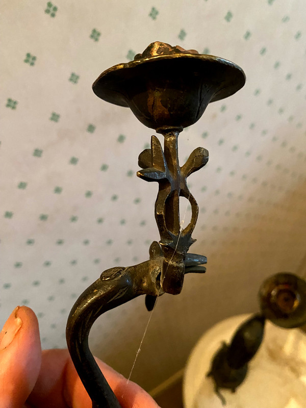 Paire de bougeoirs  en bronze patiné vert sombre à bobêches articulées dans le bec d'un héron posé sur une tortue époque 19ème Japonais