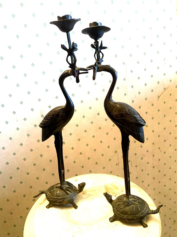Paire de bougeoirs  en bronze patiné vert sombre à bobêches articulées dans le bec d'un héron posé sur une tortue époque 19ème Japonais
