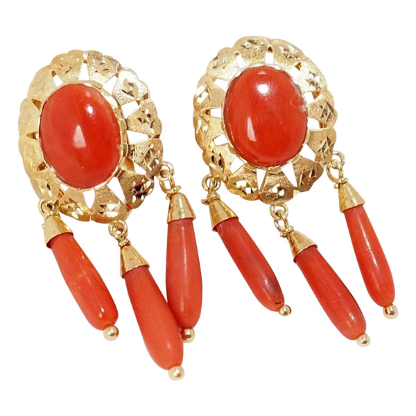 Boucles d'oreilles en or jaune et corail