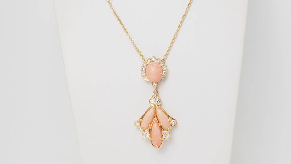 Collier en or jaune, diamants et cabochons de corail