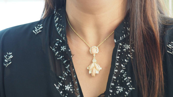 Collier en or jaune, diamants et cabochons de corail