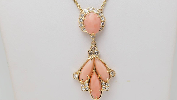 Collier en or jaune, diamants et cabochons de corail