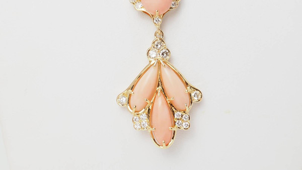 Collier en or jaune, diamants et cabochons de corail