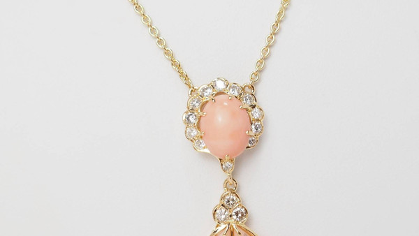 Collier en or jaune, diamants et cabochons de corail