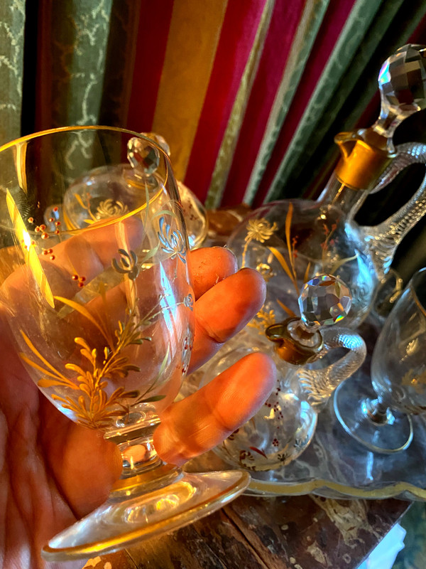 Service tête à tête  6pièces a digestif en cristal numéroté à motif en relief de fleurs dorées époque Napoléon III 