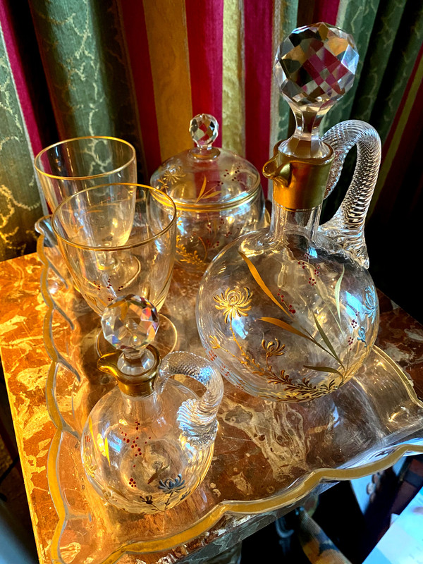 Service tête à tête  6pièces a digestif en cristal numéroté à motif en relief de fleurs dorées époque Napoléon III 